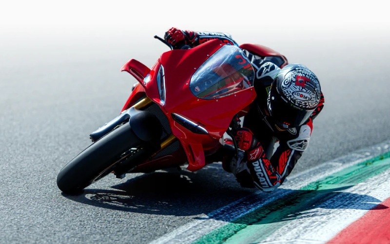 Italian Engineering Perfection: The 2025 Ducati Panigale V4 S near Baltimore, MD